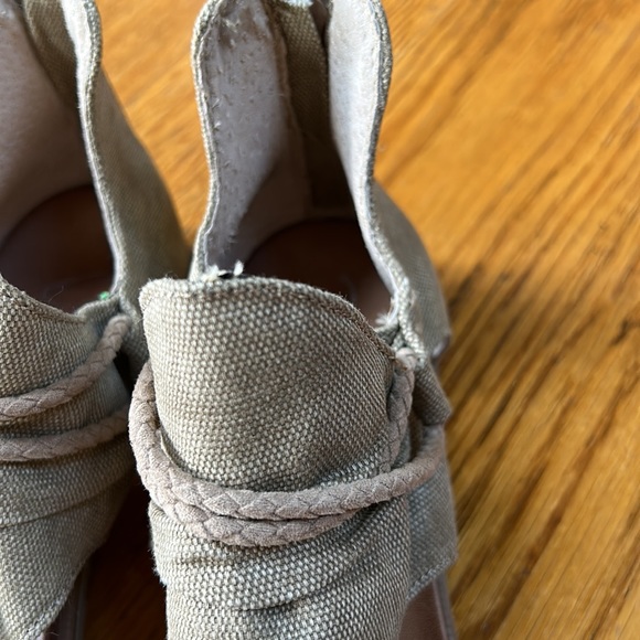 Very G brand canvas sandals. Zip back closure. Khaki color, size 9. - Picture 4 of 9